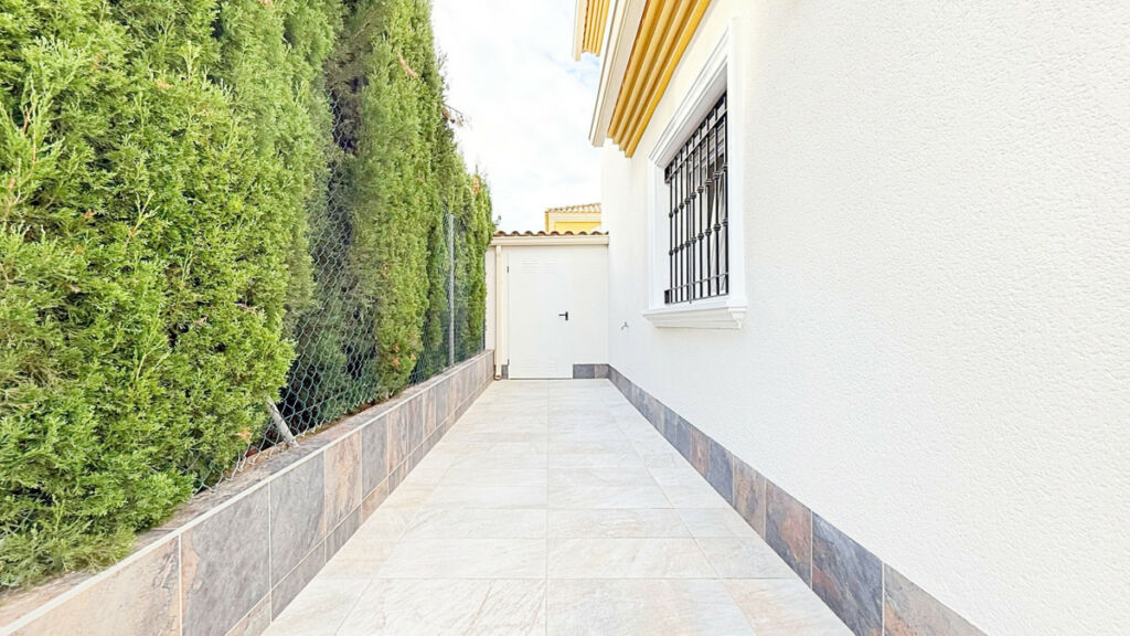 Detached Villa Los Altos Alicante - image 41