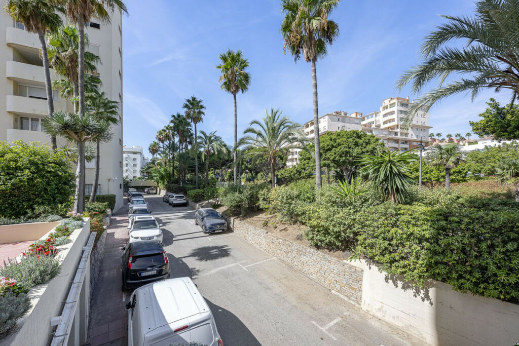 Middle Floor Apartment Estepona Málaga - image 33