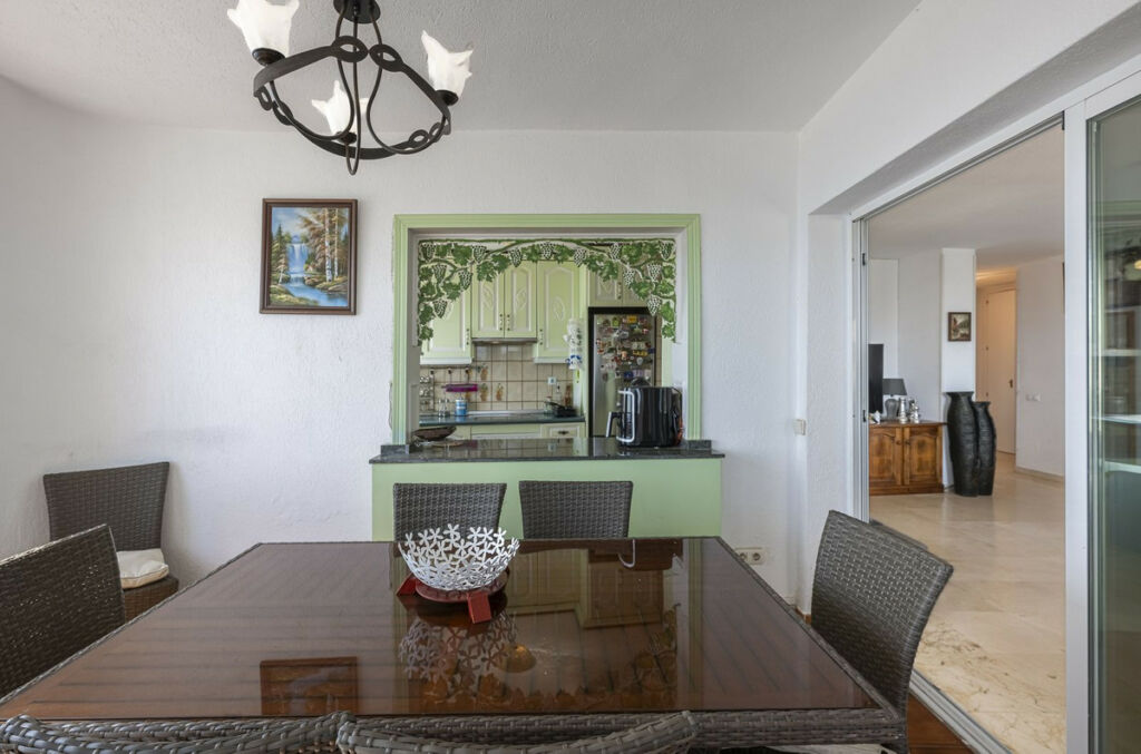 Middle Floor Apartment Estepona Málaga - image 9