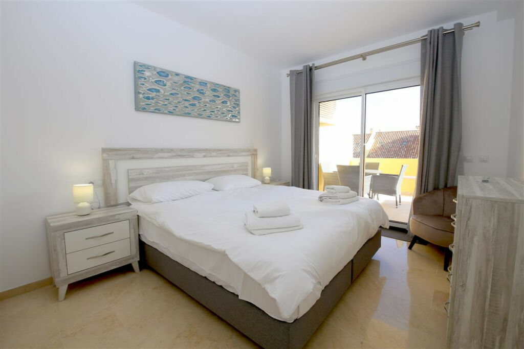 Middle Floor Apartment Estepona Málaga - image 5