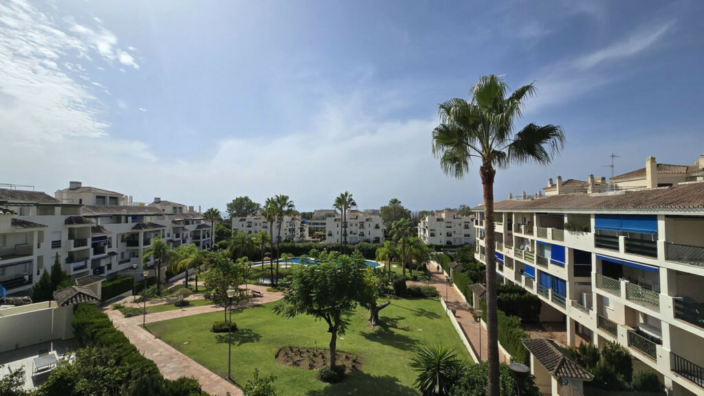 Middle Floor Apartment Nueva Andalucía Málaga - image 5