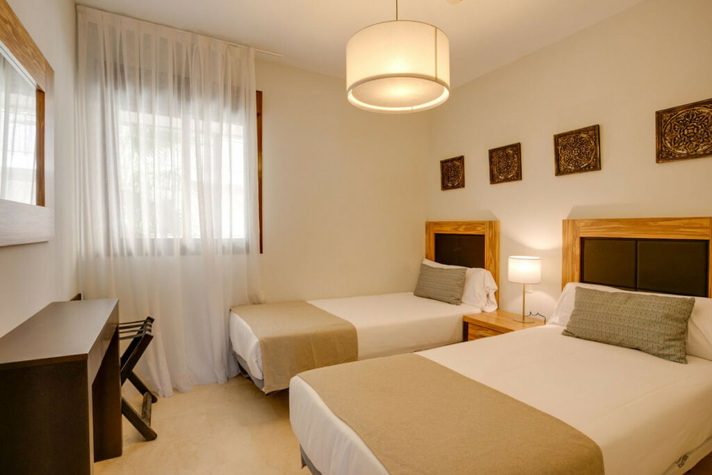 Middle Floor Apartment Estepona Málaga - image 5