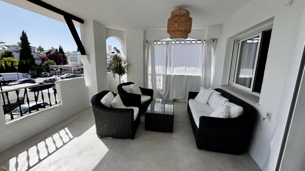 Middle Floor Apartment Nueva Andalucía Málaga - image 5