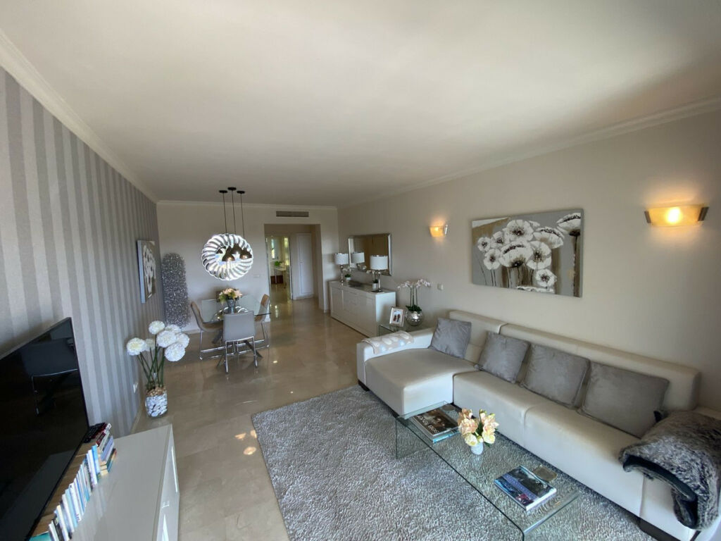 Middle Floor Apartment La Quinta Málaga - image 5