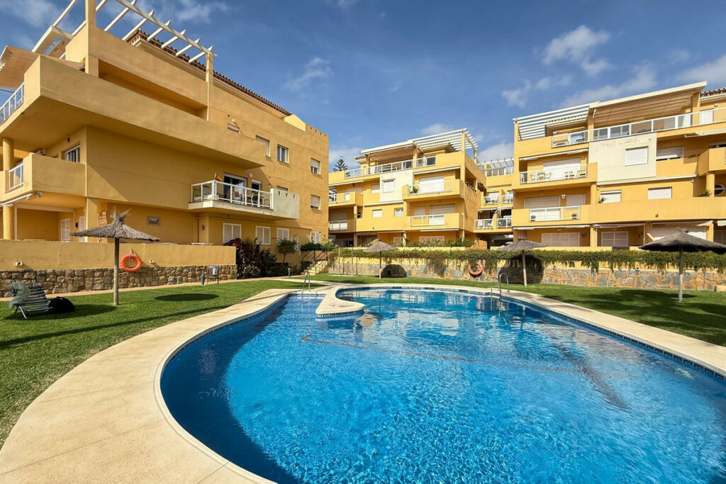 Middle Floor Apartment La Cala Málaga - image 5