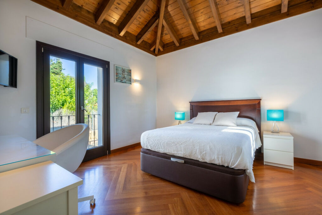 Detached Villa Guadalmina Baja Málaga - image 5