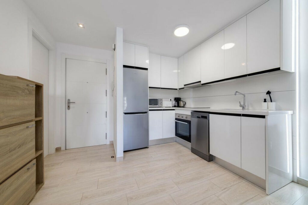 Middle Floor Apartment Torrevieja Alicante - image 5