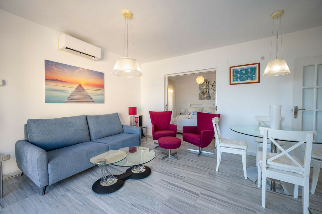 Middle Floor Apartment La Cala Málaga - image 5