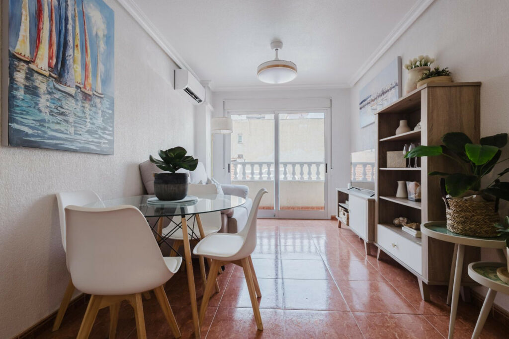 Middle Floor Apartment Torrevieja Alicante - image 5