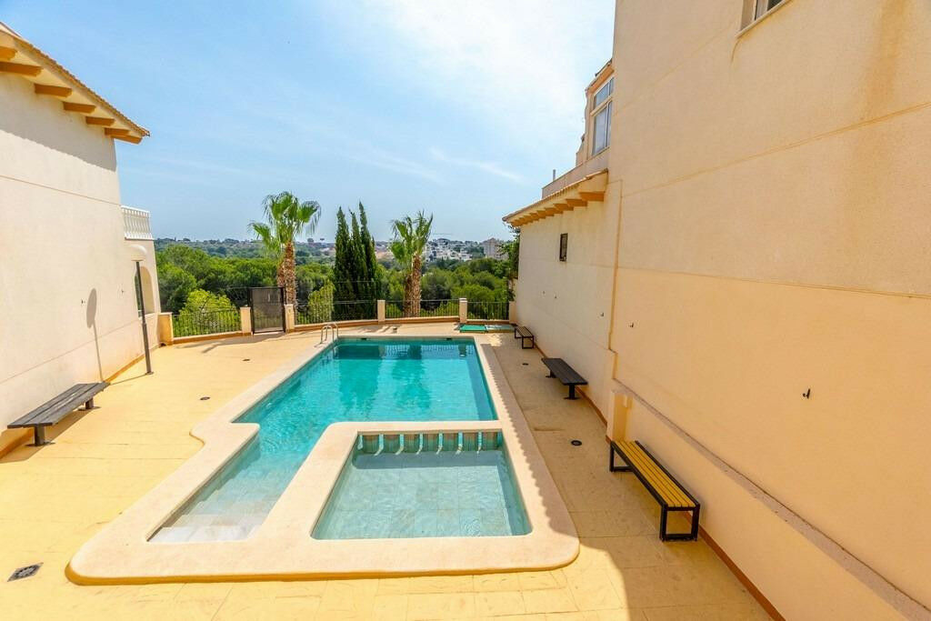 Middle Floor Apartment Campoamor Alicante - image 5