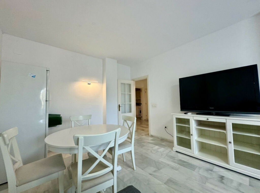 Middle Floor Apartment Guadalmina Baja Málaga - image 5