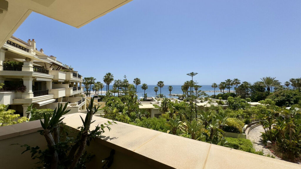 Middle Floor Apartment Puerto Banús Málaga - image 5