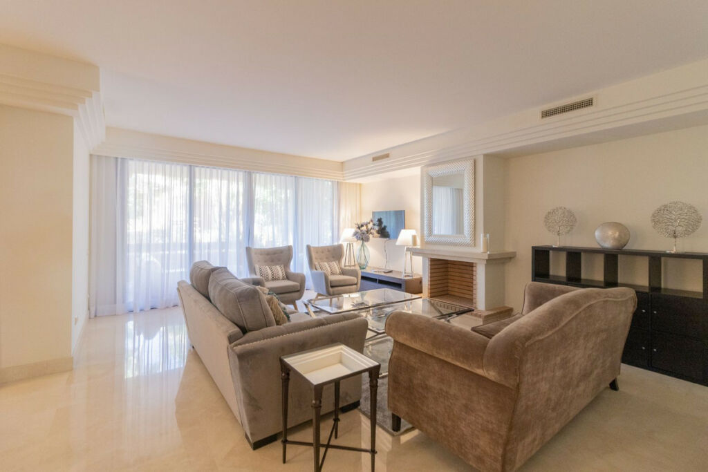 Middle Floor Apartment Nueva Andalucía Málaga - image 5