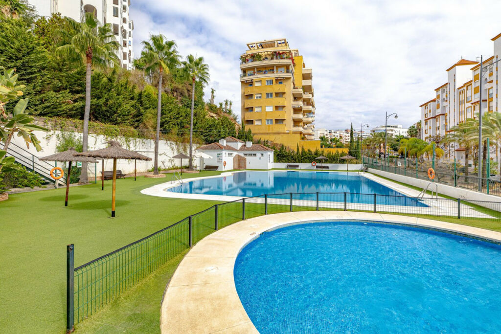 Middle Floor Apartment Estepona Málaga - image 5
