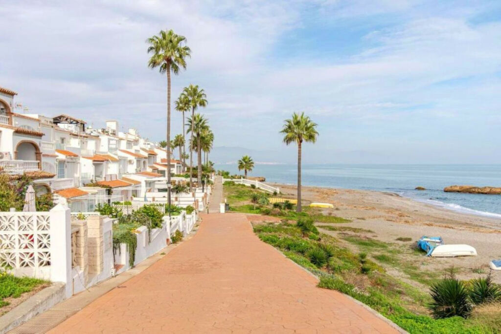 Townhouse Manilva Málaga - image 5