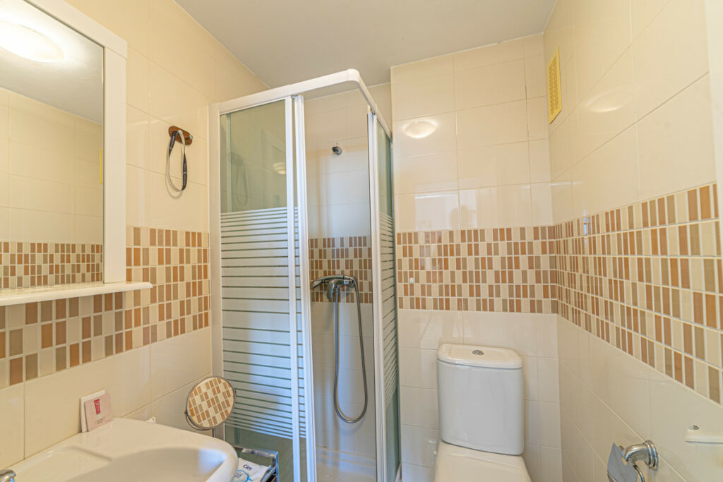 Middle Floor Apartment Los Pacos Málaga - image 5
