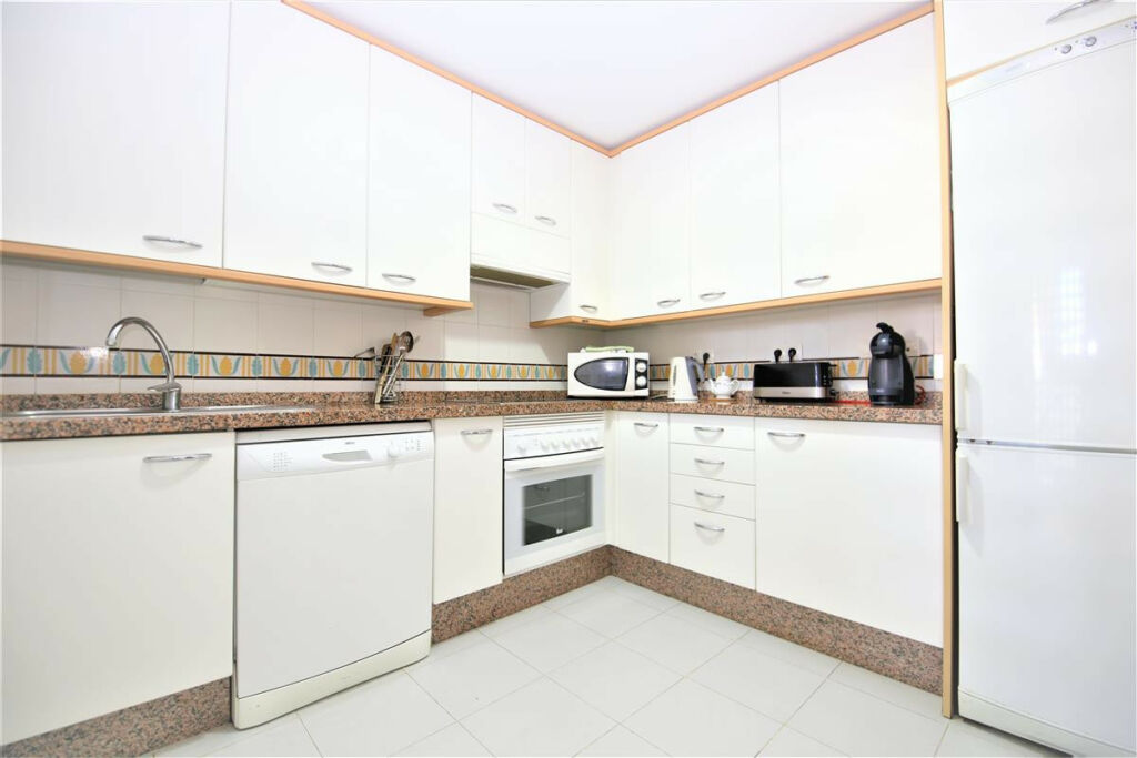 Middle Floor Apartment Estepona Málaga - image 5