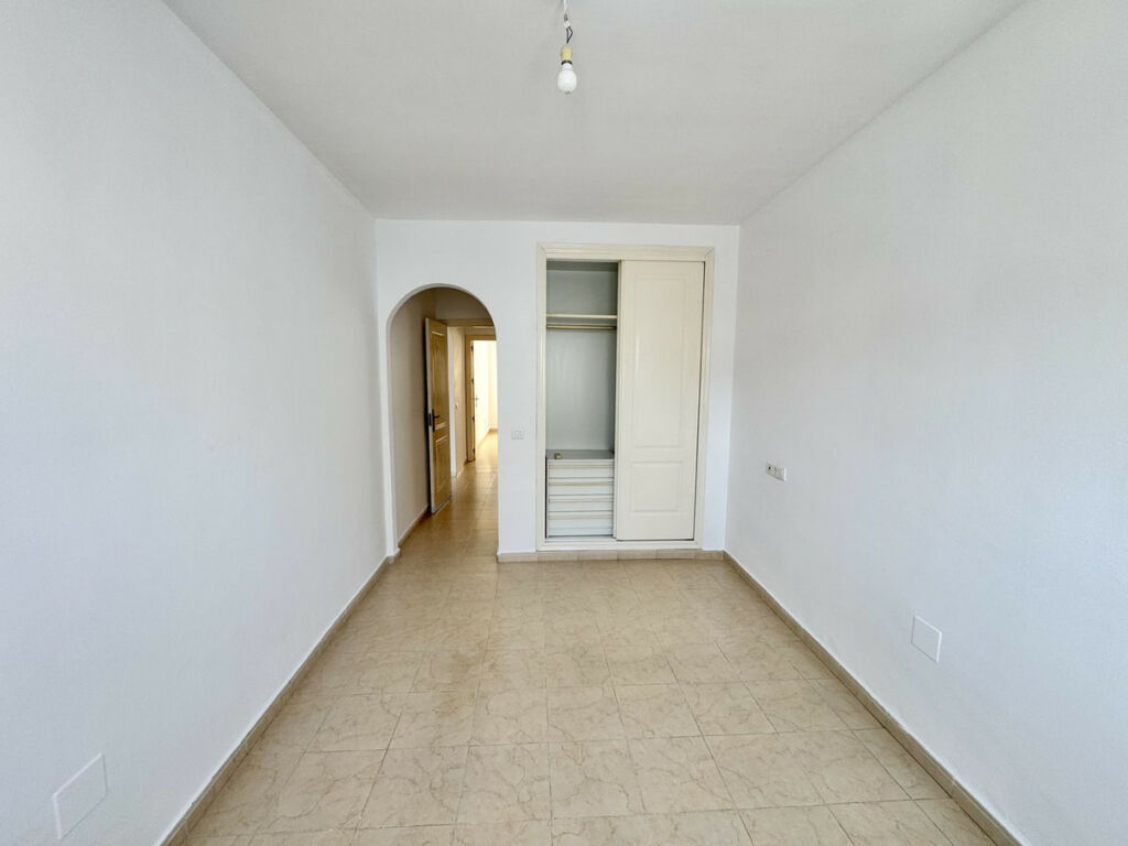 Middle Floor Apartment Las Lagunas Málaga - image 5