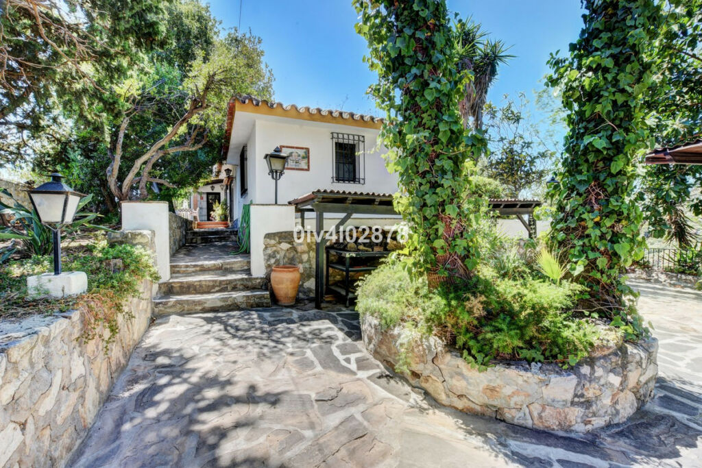 Detached Villa Benalmadena Pueblo Málaga - image 5