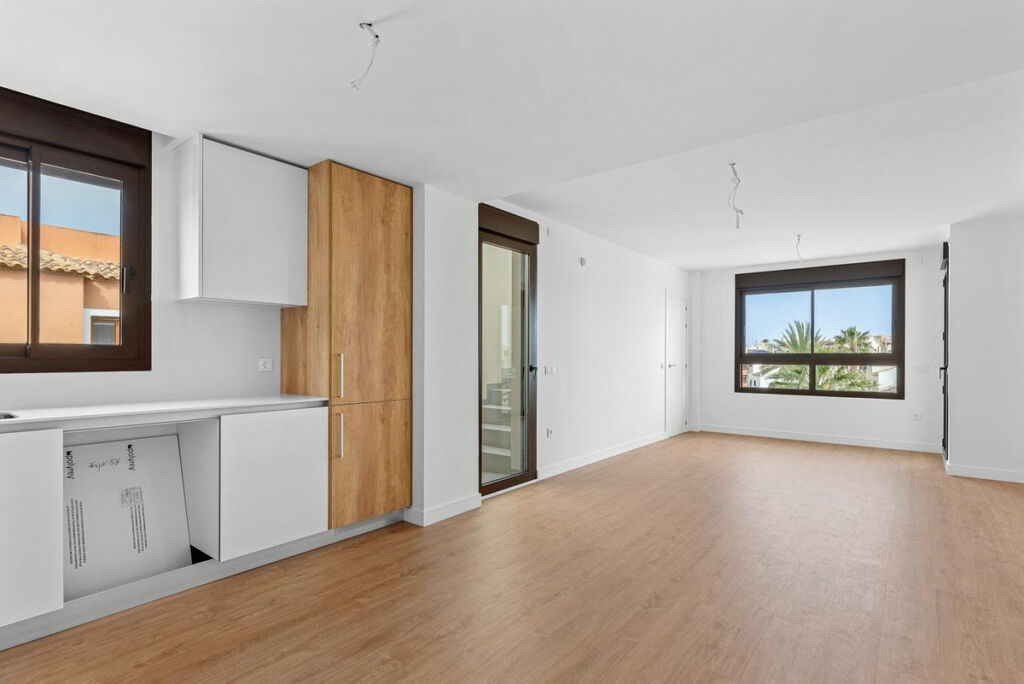 Middle Floor Apartment Villamartin Alicante - image 5