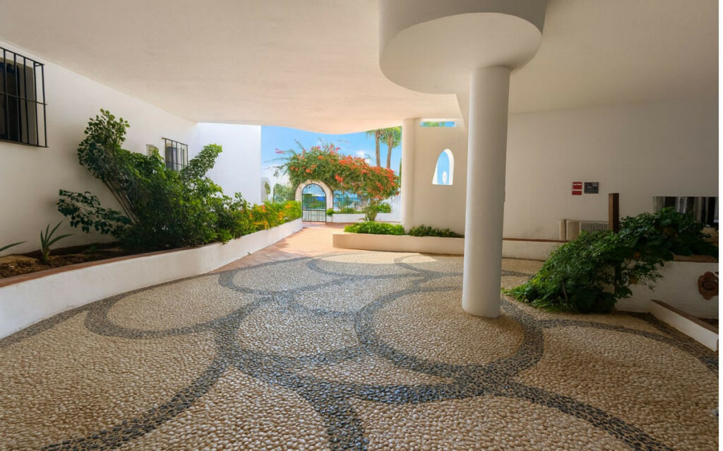 Middle Floor Apartment Puerto de Cabopino Málaga - image 5