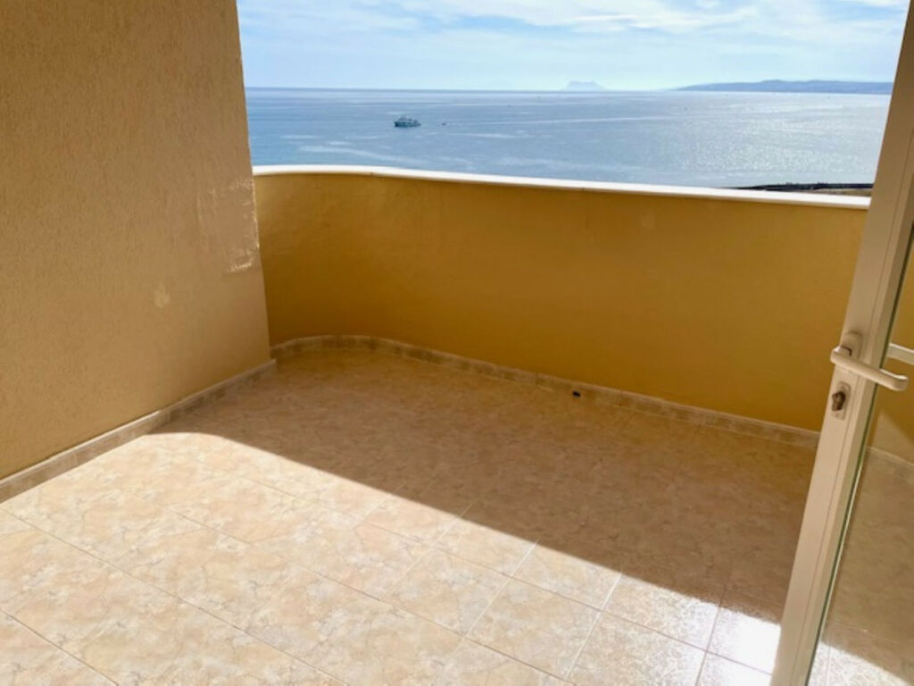 Middle Floor Apartment Estepona Málaga - image 5