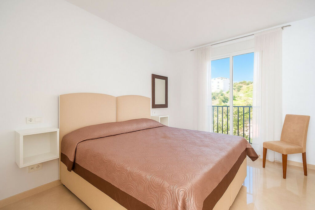 Middle Floor Apartment Elviria Málaga - image 5