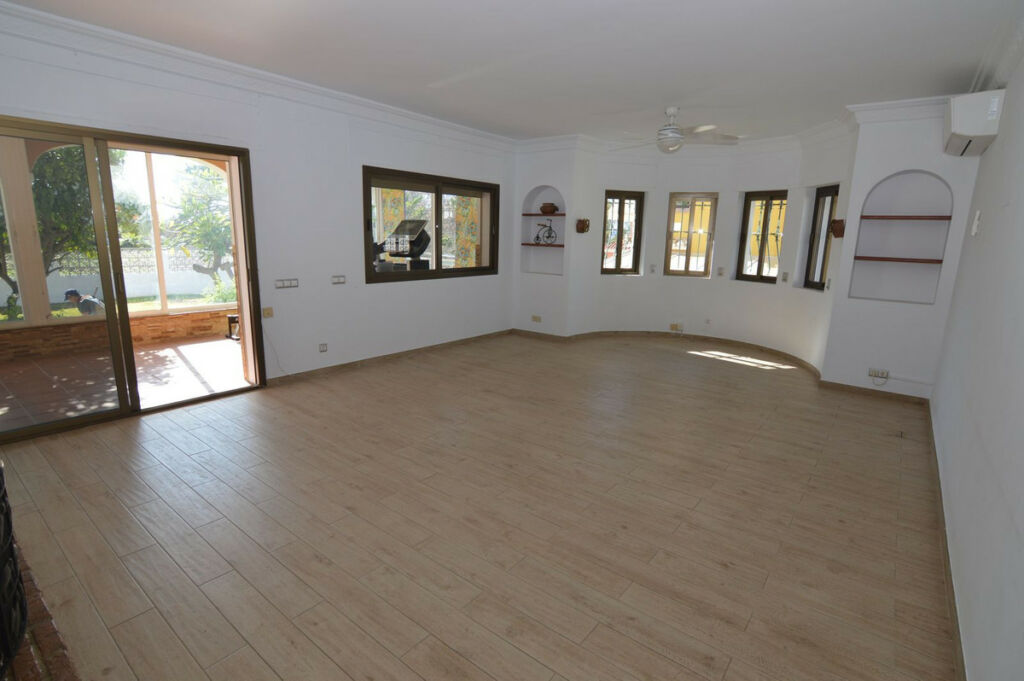 Detached Villa San Pedro de Alcántara Málaga - image 5