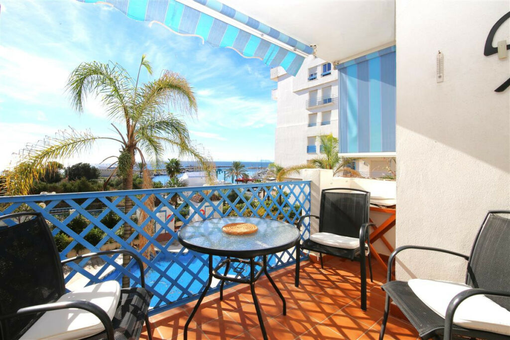Middle Floor Apartment Estepona Málaga - image 5