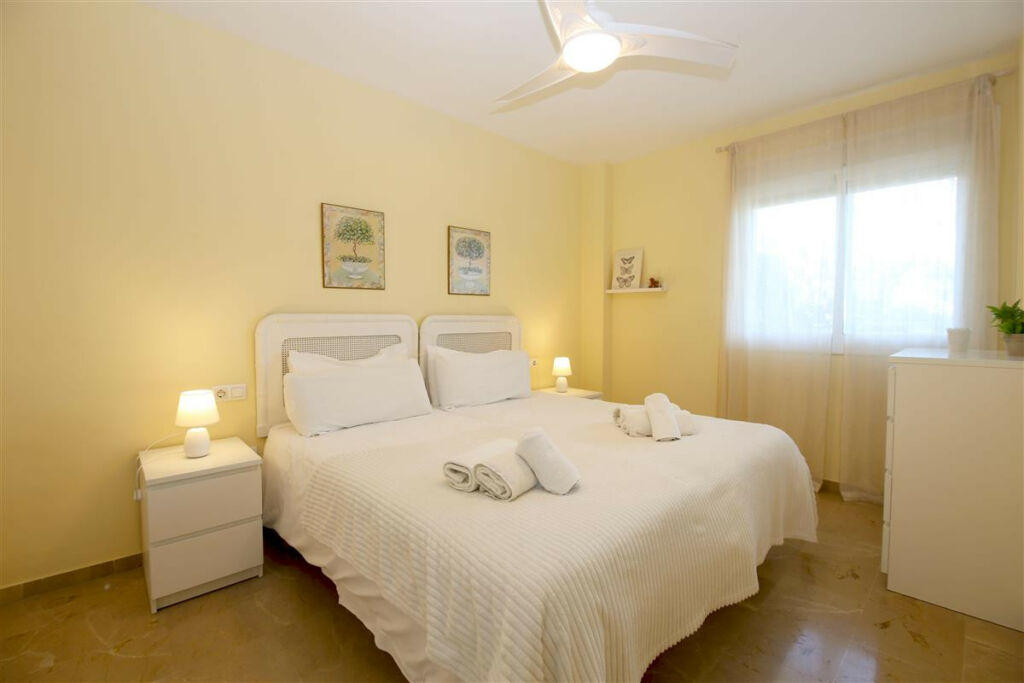 Middle Floor Apartment Estepona Málaga - image 5