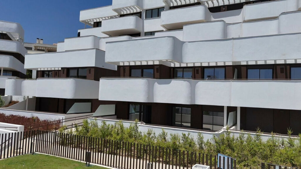 Middle Floor Apartment Estepona Málaga - image 5