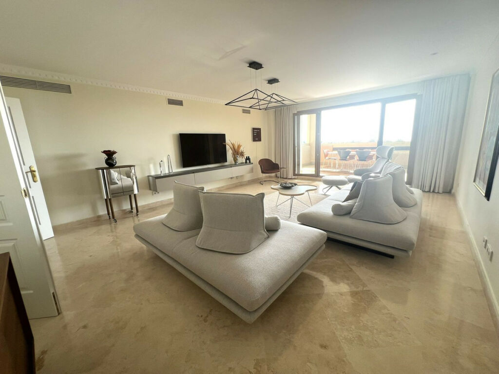 Middle Floor Apartment El Paraiso Málaga - image 4