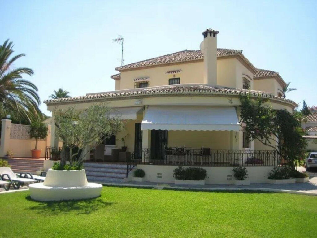 Detached Villa Nueva Andalucía Málaga - image 5