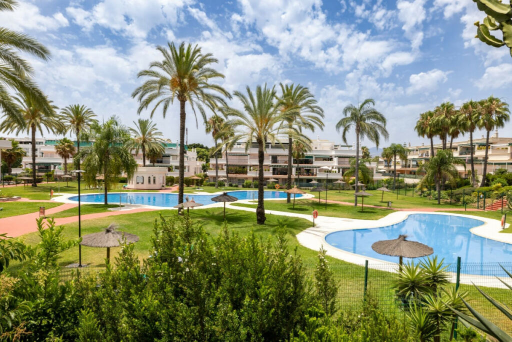 Middle Floor Apartment Nueva Andalucía Málaga - image 6