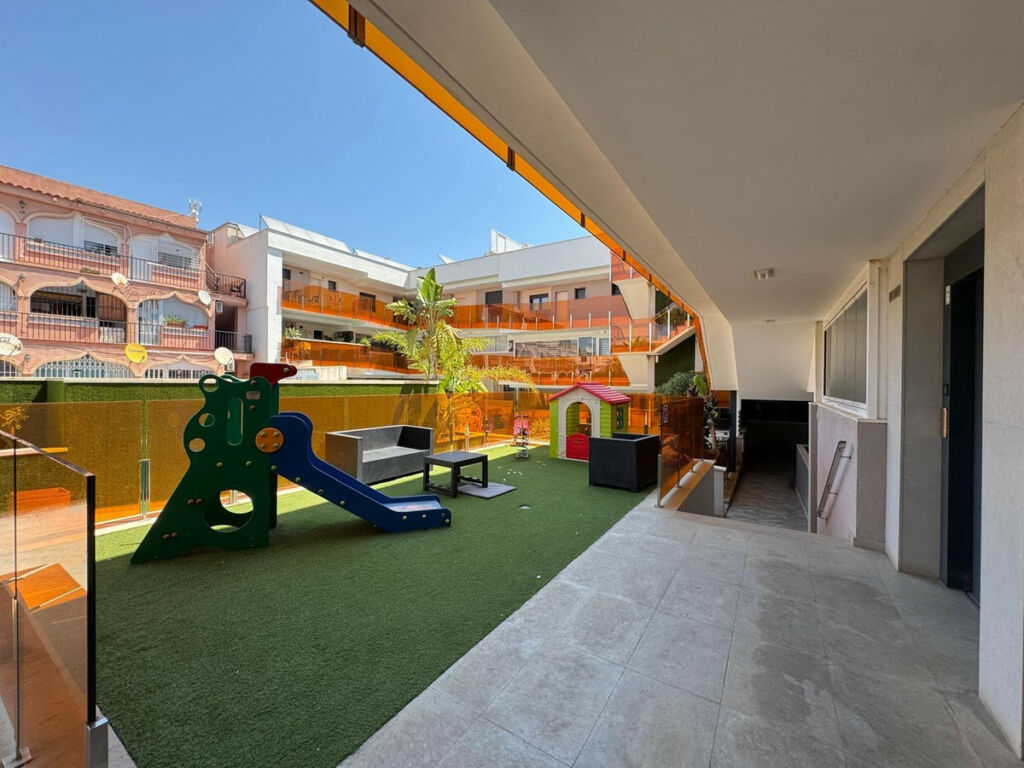 Middle Floor Apartment Torrevieja Alicante - image 6