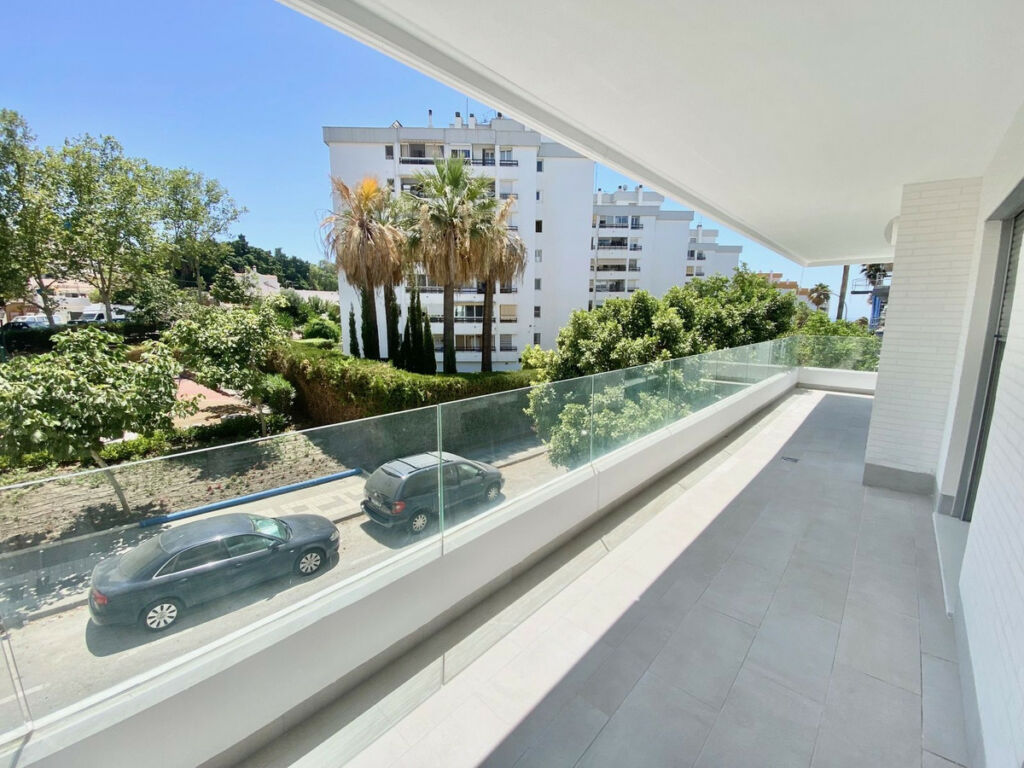 Middle Floor Apartment Nueva Andalucía Málaga - image 6