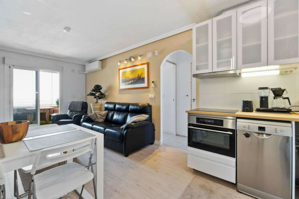 Middle Floor Apartment Torrevieja Alicante - image 7