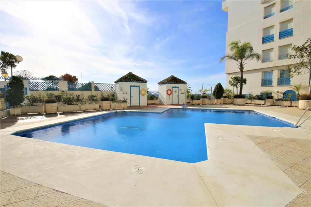 Middle Floor Apartment Estepona Málaga - image 6