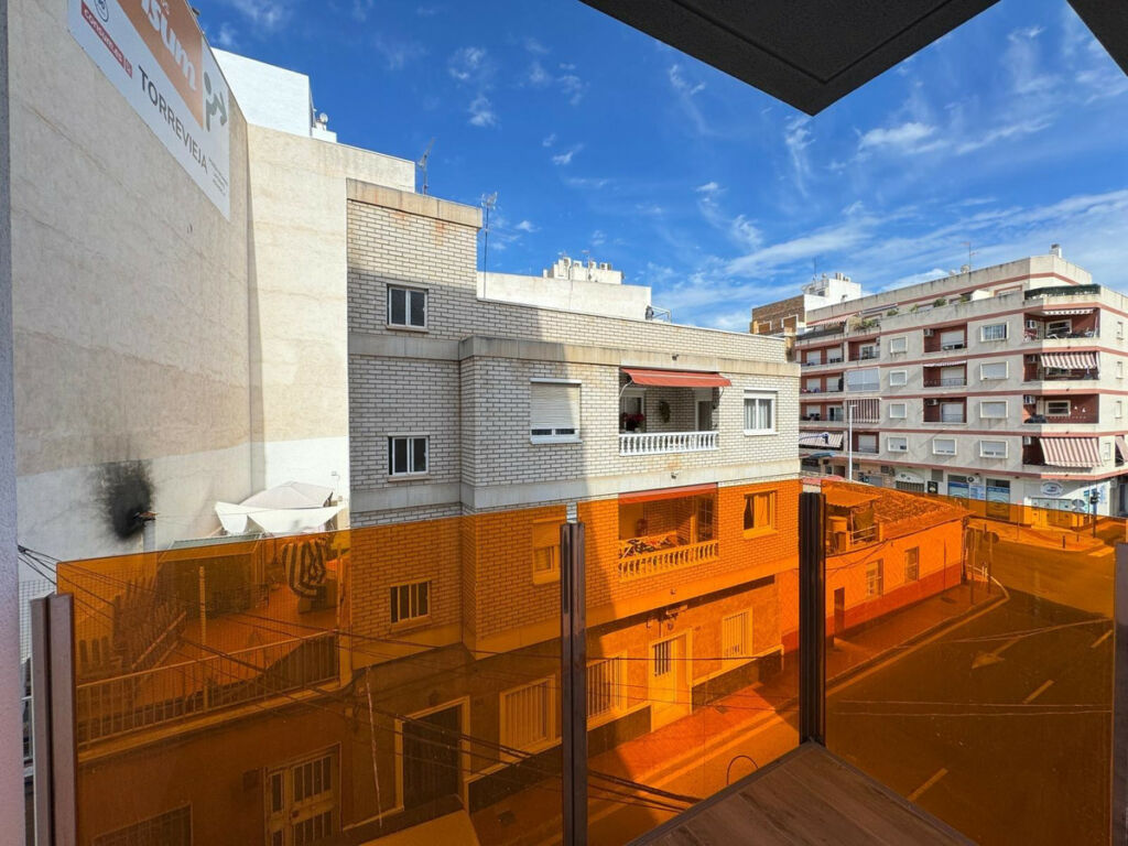 Middle Floor Apartment Torrevieja Alicante - image 6