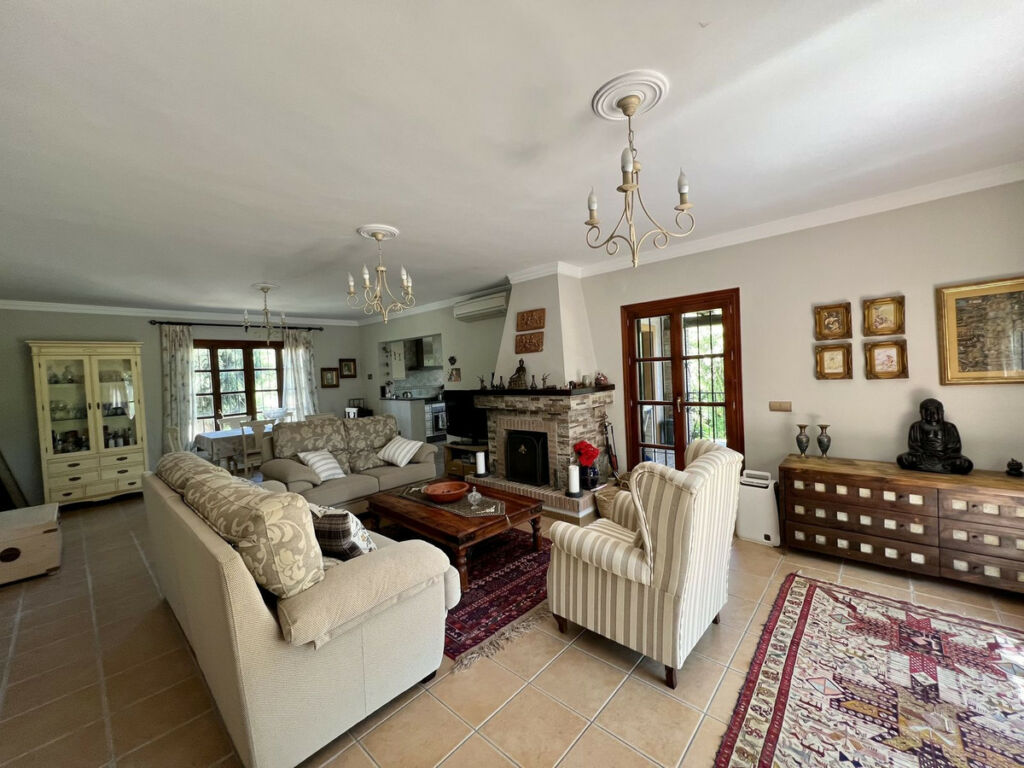 Detached Villa Estepona Málaga - image 6