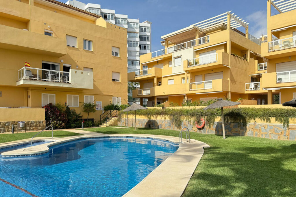 Middle Floor Apartment La Cala Málaga - image 6