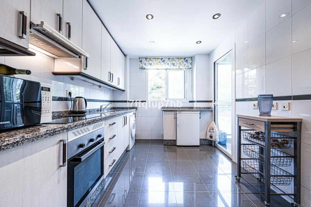 Middle Floor Apartment Estepona Málaga - image 6