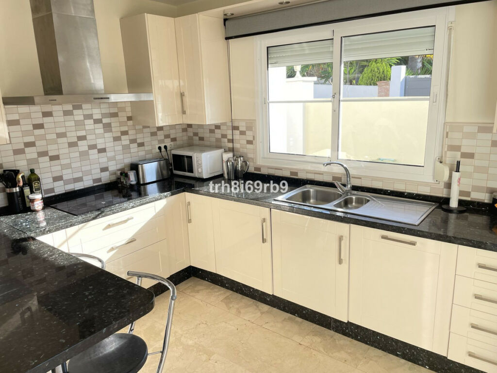 Detached Villa New Golden Mile Málaga - image 6