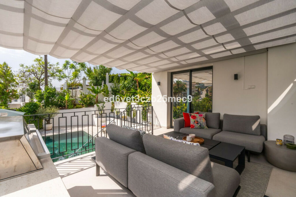 Detached Villa Nueva Andalucía Málaga - image 6