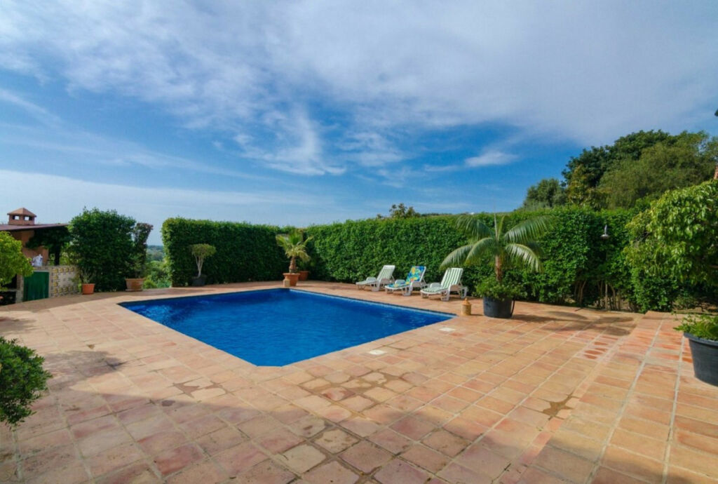 Detached Villa Estepona Málaga - image 6