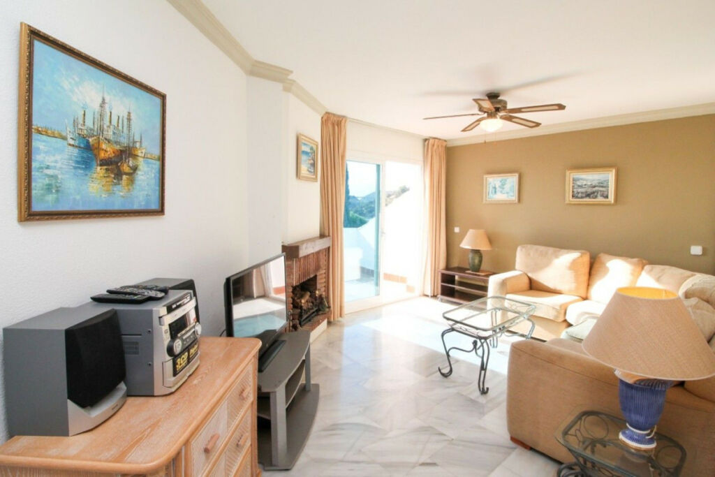 Middle Floor Apartment Calahonda Málaga - image 6