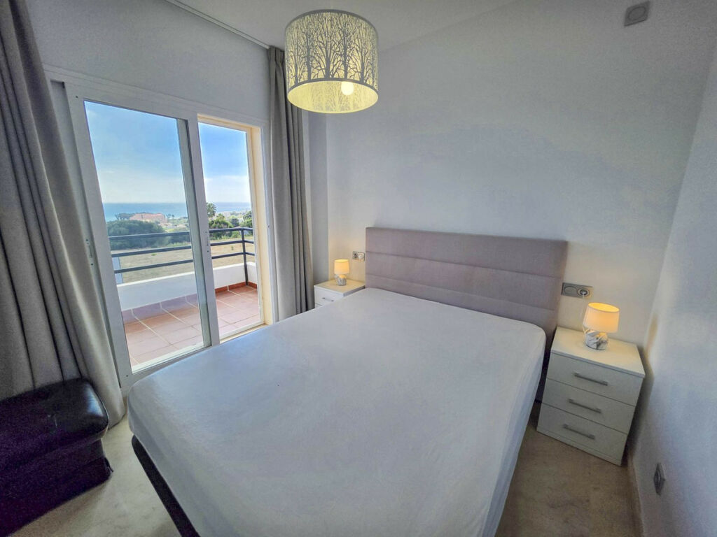 Middle Floor Apartment La Duquesa Málaga - image 6
