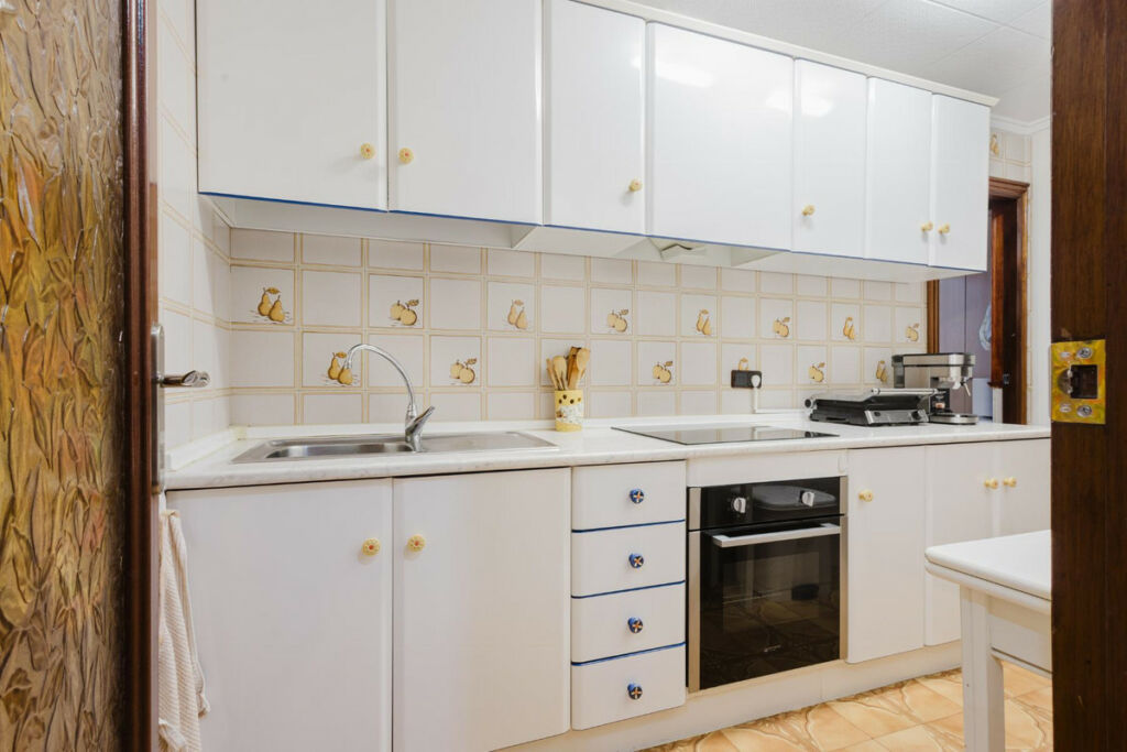 Middle Floor Apartment Torrevieja Alicante - image 6