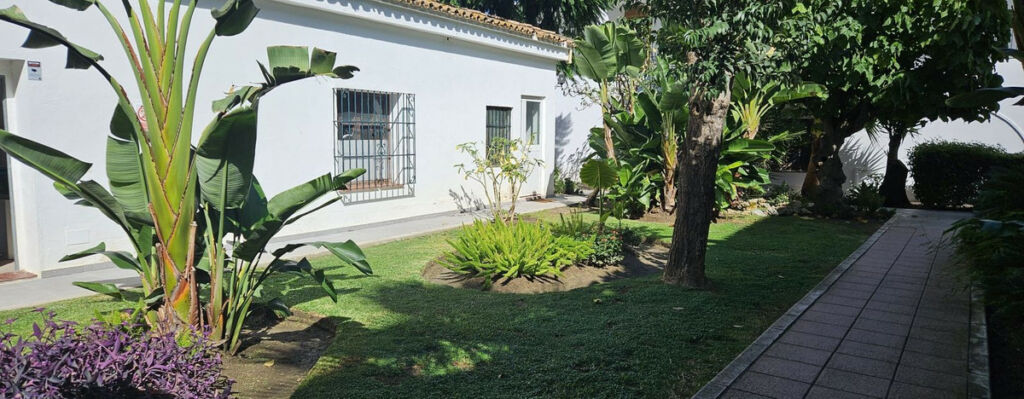 Middle Floor Apartment Estepona Málaga - image 6