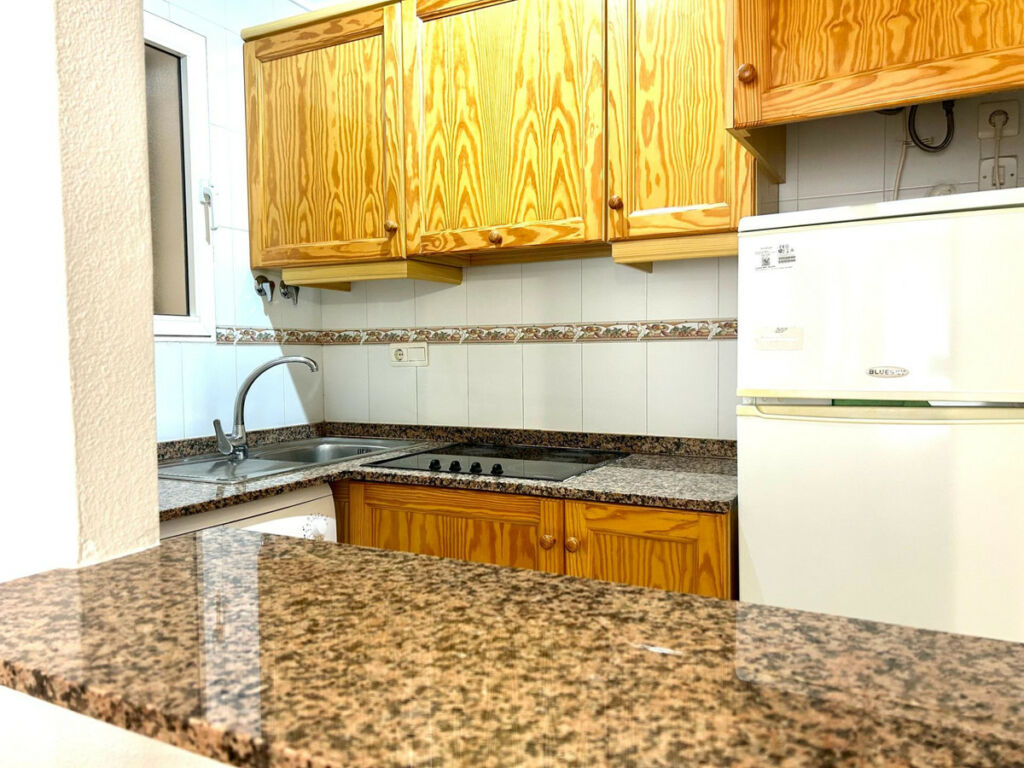 Middle Floor Apartment Torrevieja Alicante - image 6
